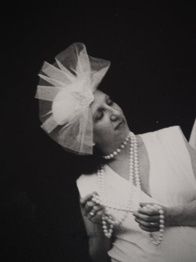 Irina IONESCO : Les jeunes mariés, oeuvre originale (photo de détail 3) - Crédit photo : Galerie Art.Paris