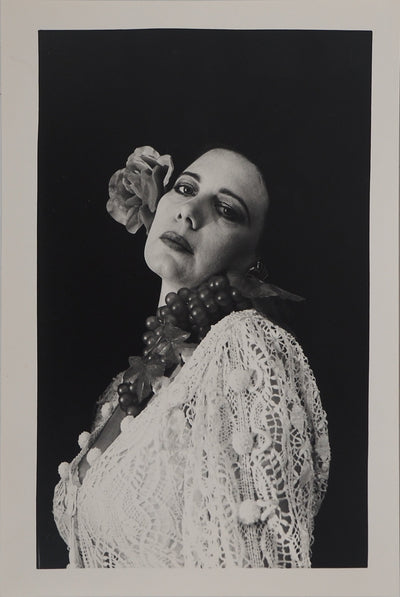 Irina IONESCO : Portrait aux raisins, oeuvre originale (vue générale) - Crédit photo : Galerie Art.Paris