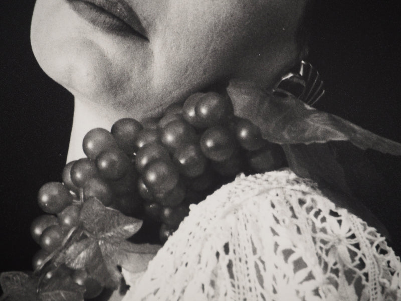 Irina IONESCO : Portrait aux raisins, oeuvre originale (photo de détail 5) - Crédit photo : Galerie Art.Paris