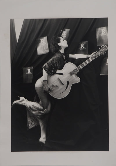 Irina IONESCO : Femme à la guitare, oeuvre originale (vue générale) - Crédit photo : Galerie Art.Paris