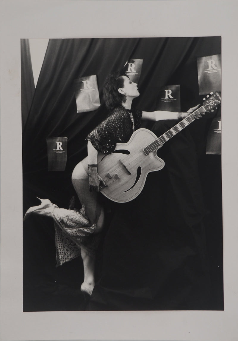 Irina IONESCO : Femme à la guitare, oeuvre originale (vue générale) - Crédit photo : Galerie Art.Paris