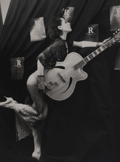 Irina IONESCO : Femme à la guitare, oeuvre originale (photo de détail 2) - Crédit photo : Galerie Art.Paris