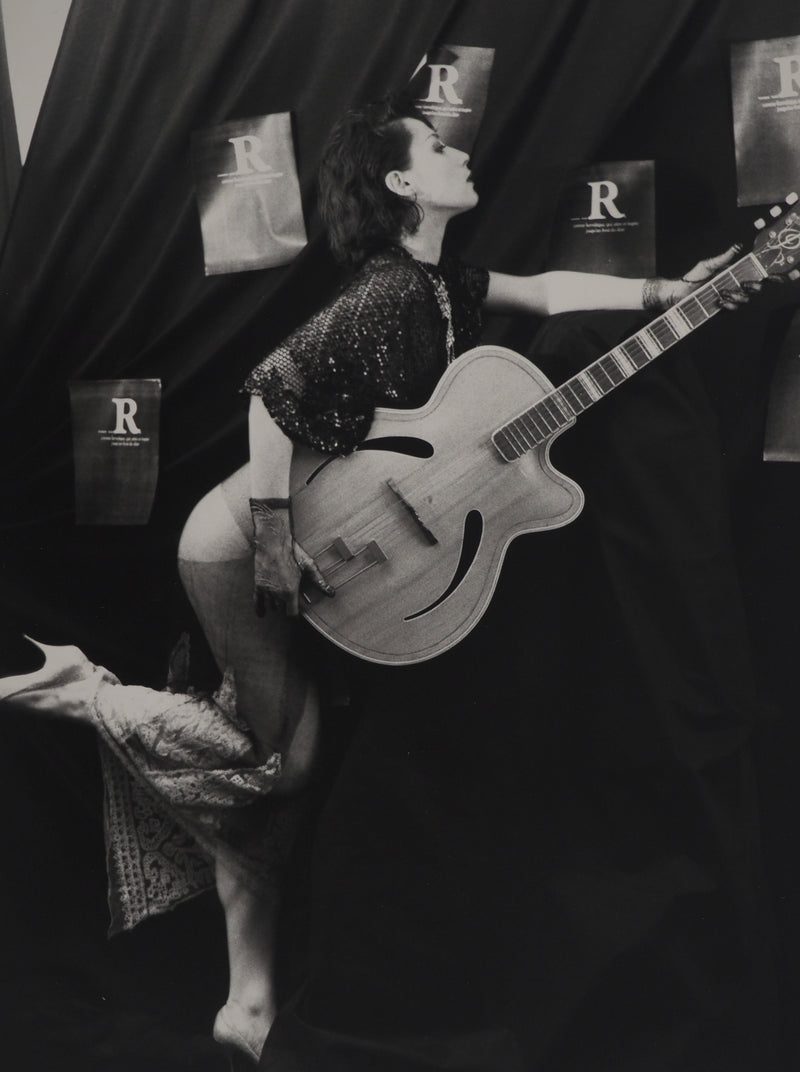 Irina IONESCO : Femme à la guitare, oeuvre originale (photo de détail 2) - Crédit photo : Galerie Art.Paris