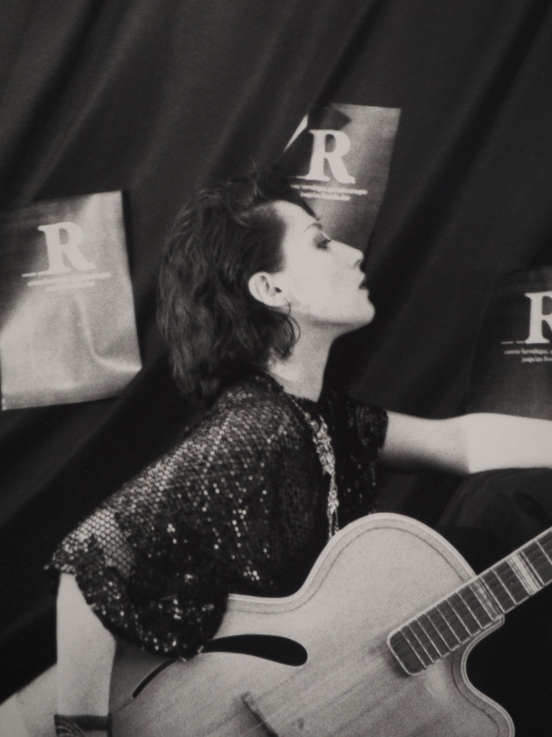 Irina IONESCO : Femme à la guitare, oeuvre originale (photo de détail 3) - Crédit photo : Galerie Art.Paris