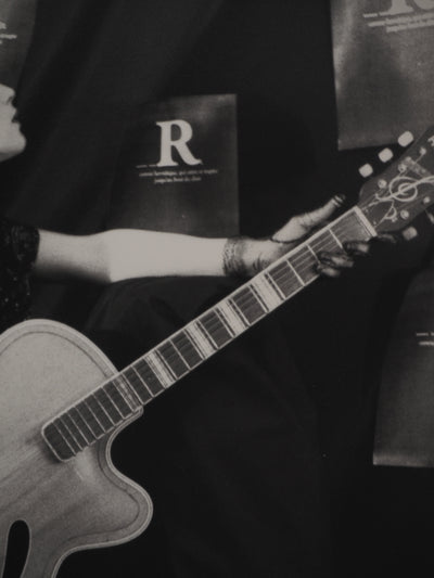 Irina IONESCO : Femme à la guitare, oeuvre originale (photo de détail 5) - Crédit photo : Galerie Art.Paris