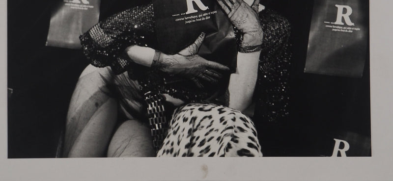 Irina IONESCO : Femme aux mains gantées, oeuvre originale (photo de détail 6) - Crédit photo : Galerie Art.Paris