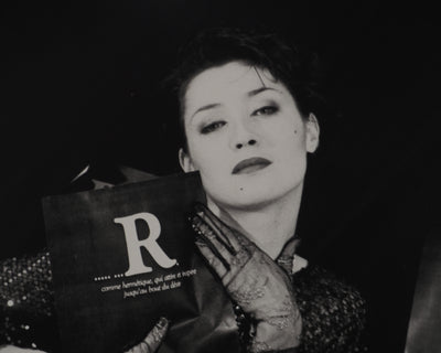 Irina IONESCO : Femme aux mains gantées, oeuvre originale (photo de détail 3) - Crédit photo : Galerie Art.Paris