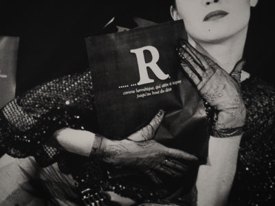Irina IONESCO : Femme aux mains gantées, oeuvre originale (photo de détail 4) - Crédit photo : Galerie Art.Paris