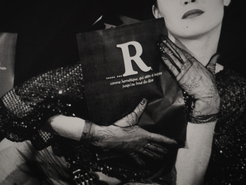 Irina IONESCO : Femme aux mains gantées, oeuvre originale (photo de détail 4) - Crédit photo : Galerie Art.Paris