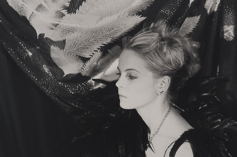 Irina IONESCO : Jeune fille aux plumes, oeuvre originale (photo de détail 2) - Crédit photo : Galerie Art.Paris