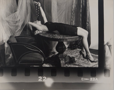 Irina IONESCO : Muse posant, oeuvre originale (vue générale) - Crédit photo : Galerie Art.Paris