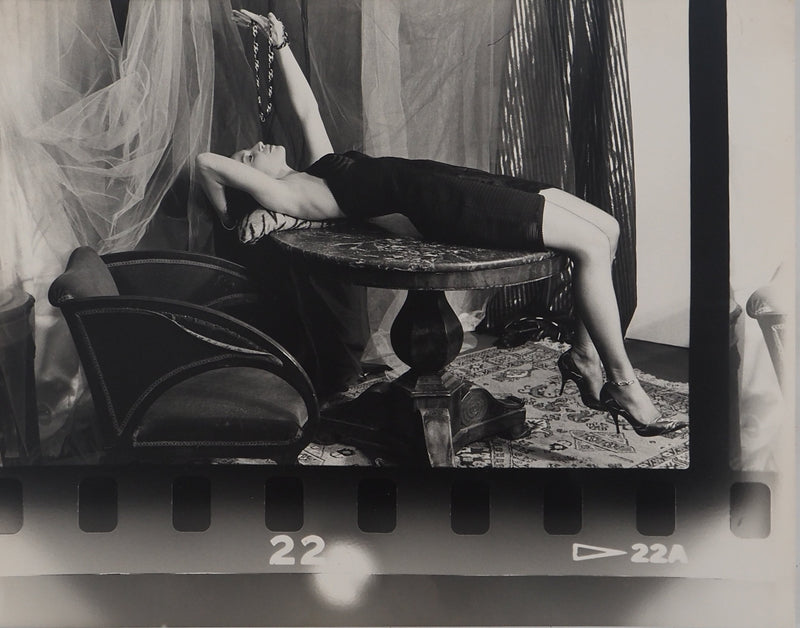 Irina IONESCO : Muse posant, oeuvre originale (vue générale) - Crédit photo : Galerie Art.Paris