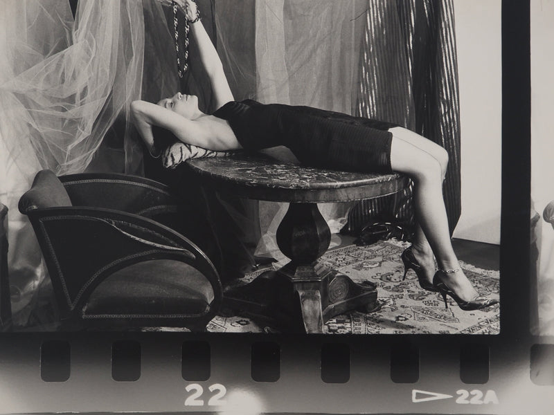 Irina IONESCO : Muse posant, oeuvre originale (photo de détail 2) - Crédit photo : Galerie Art.Paris