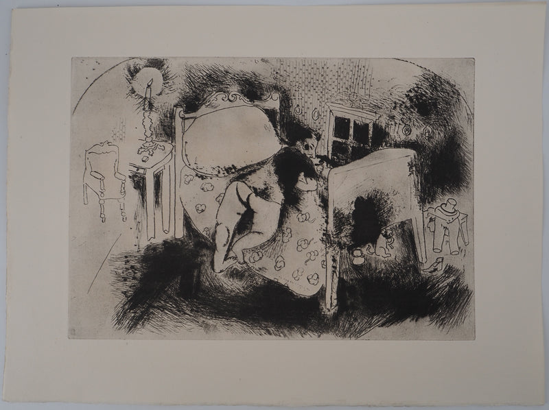 Marc CHAGALL : Tchitchikov sur le lit, Gravure originale (vue générale) - Crédit photo : Galerie Art.Paris