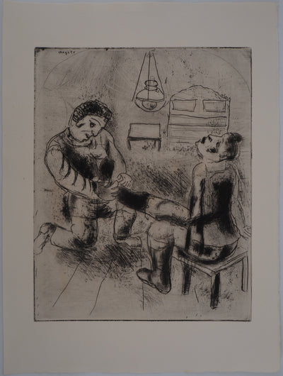 Marc CHAGALL : Pétrouchka retire les bottes, Gravure originale (vue générale) - Crédit photo : Galerie Art.Paris