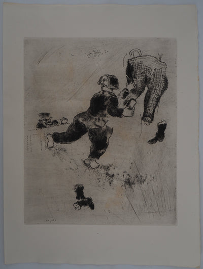 Marc CHAGALL : On nettoie les pantalons, Gravure originale (vue générale) - Crédit photo : Galerie Art.Paris