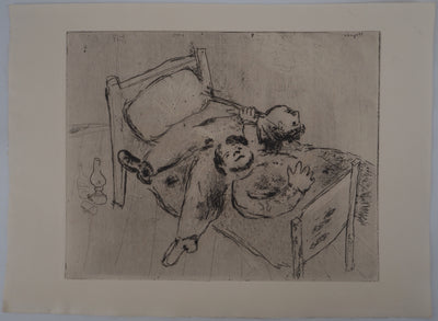 Marc CHAGALL : Etendus sur le lit, Gravure originale (vue générale) - Crédit photo : Galerie Art.Paris