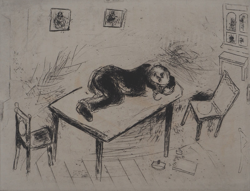 Marc CHAGALL : Une sieste spartiate, (Tchitchikov couchait au bureau), Gravure originale (photo de détail 2) - Crédit photo : Galerie Art.Paris