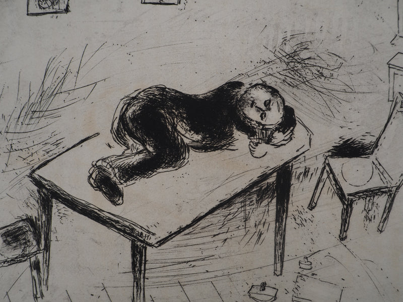 Marc CHAGALL : Une sieste spartiate, (Tchitchikov couchait au bureau), Gravure originale (photo de détail 3) - Crédit photo : Galerie Art.Paris