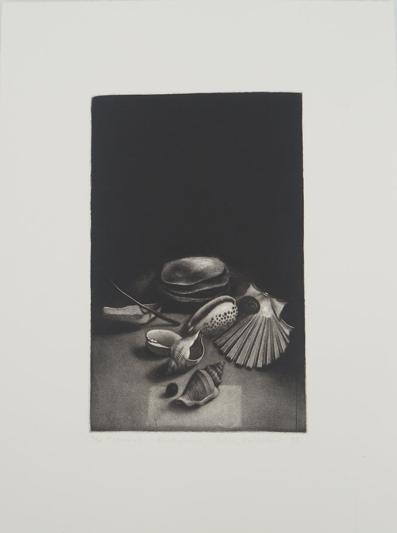 Erling Longva VALTYRSON : Nature morte aux coquillages, Gravure originale (vue générale) - Crédit photo : Galerie Art.Paris