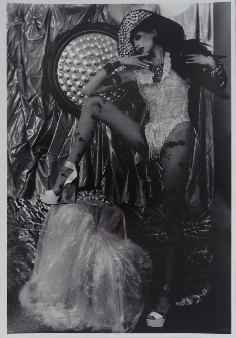 Irina IONESCO : Mannequin devant les projecteurs, oeuvre originale (vue générale) - Crédit photo : Galerie Art.Paris