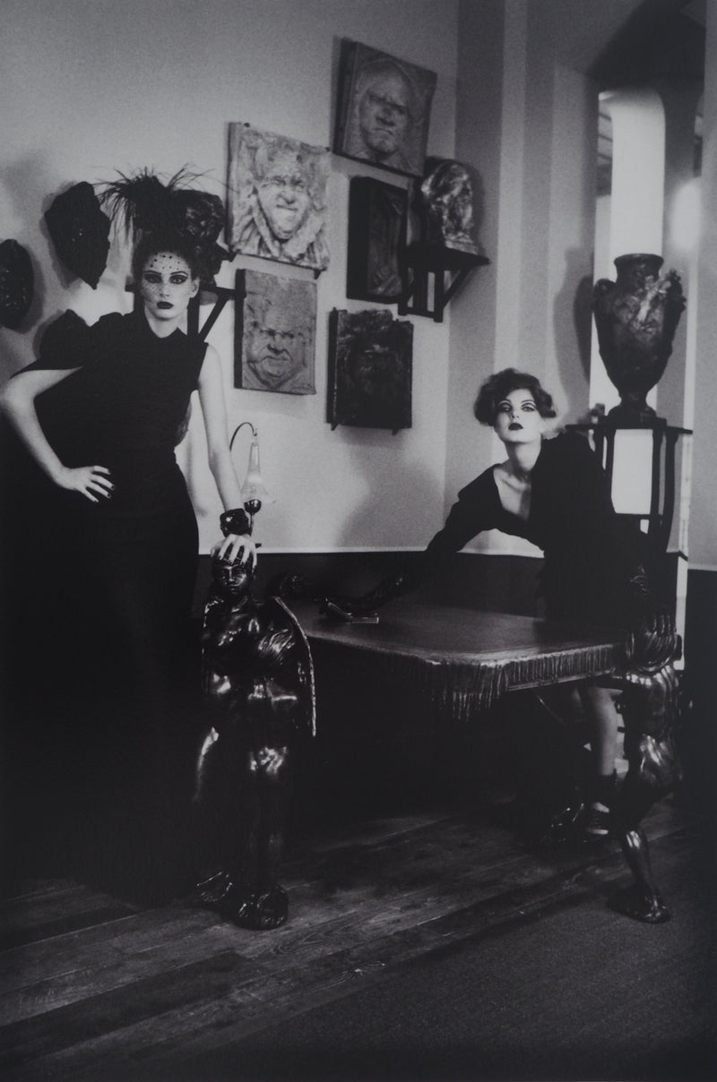 Irina IONESCO : Muses vêtues de noir, oeuvre originale (photo de détail 2) - Crédit photo : Galerie Art.Paris