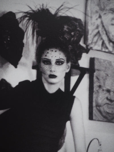 Irina IONESCO : Muses vêtues de noir, oeuvre originale (photo de détail 3) - Crédit photo : Galerie Art.Paris