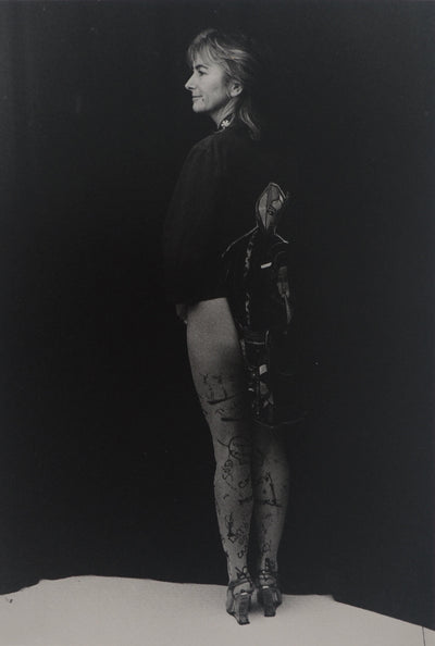 Irina IONESCO : Femme posant de dos, oeuvre originale (photo de détail 2) - Crédit photo : Galerie Art.Paris