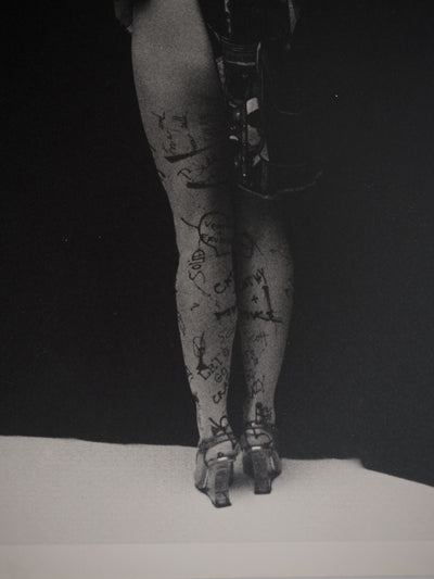 Irina IONESCO : Femme posant de dos, oeuvre originale (photo de détail 4) - Crédit photo : Galerie Art.Paris