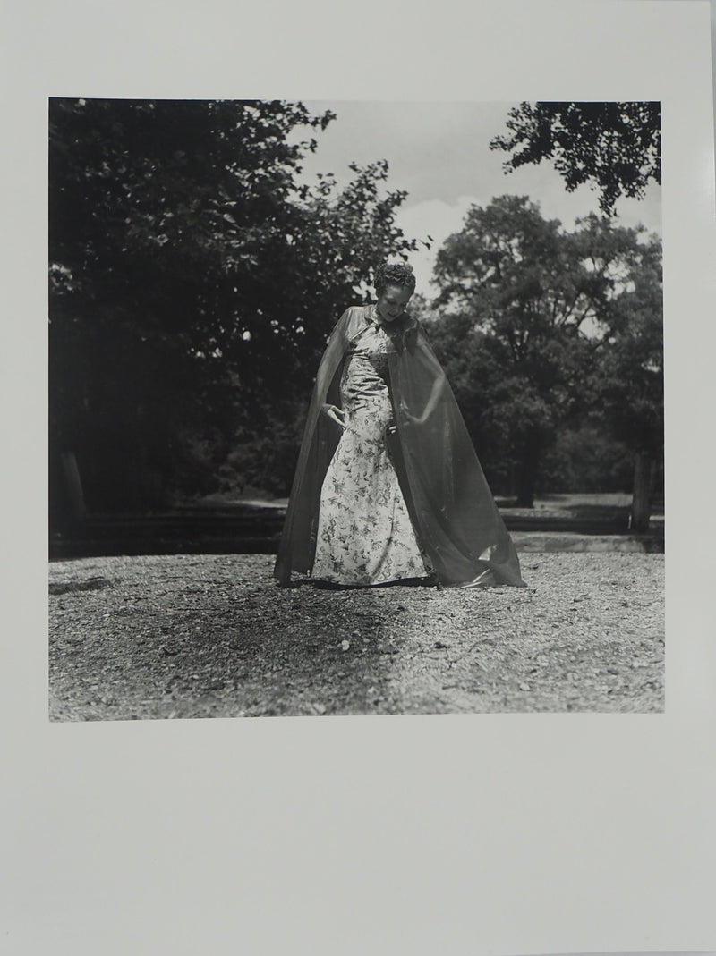 Dora MAAR : Robe fleurie et cape, Photographie originale