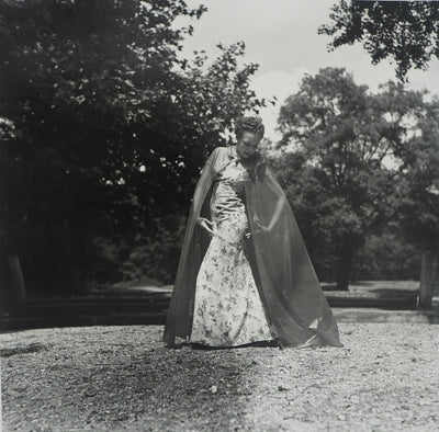 Dora MAAR : Robe fleurie et cape, Photographie originale