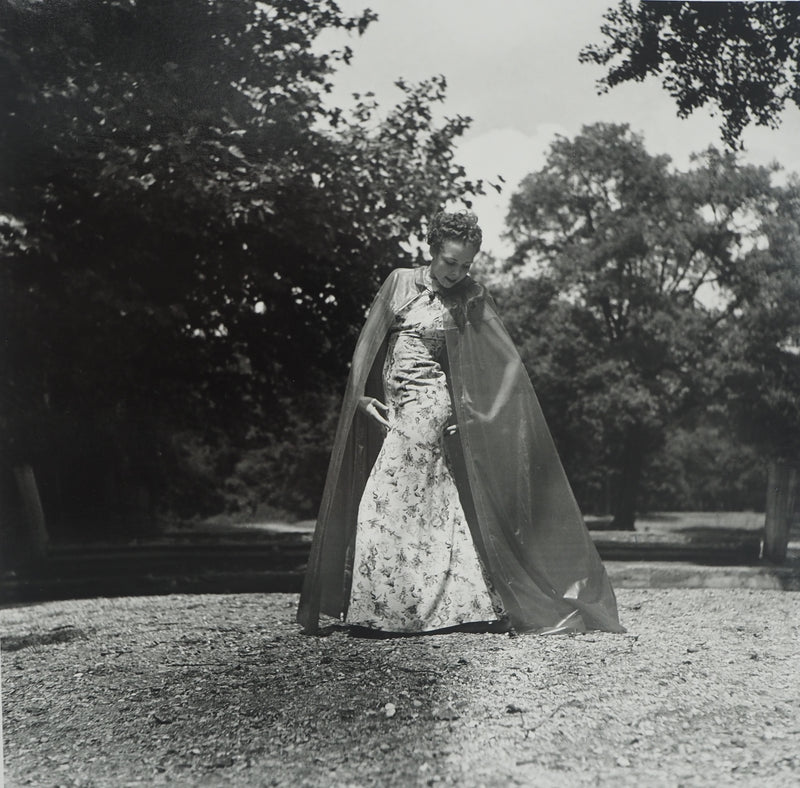 Dora MAAR : Robe fleurie et cape, Photographie originale