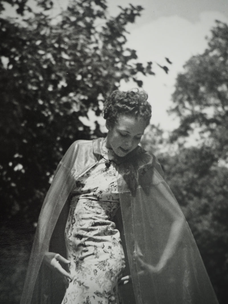 Dora MAAR : Robe fleurie et cape, Photographie originale