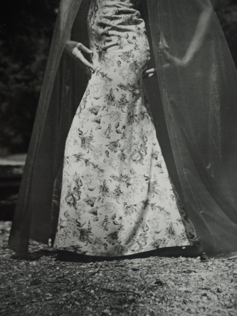 Dora MAAR : Robe fleurie et cape, Photographie originale