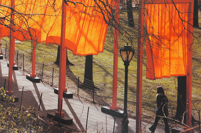  et Jeanne-Claude CHRIST : Gates and Orange Curtains : Central Park New York, Affiche originale (photo de détail 4) - Crédit photo : Galerie Art.Paris