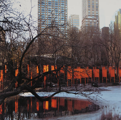  et Jeanne-Claude CHRIST : Gates near Frozen Lake : Central Park New York, Affiche originale (photo de détail 3) - Crédit photo : Galerie Art.Paris